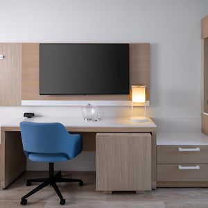 Upper Floors Queen Room